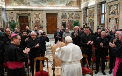 «Vivan con espíritu libre, sembrando fraternidad», pidió el Papa a un grupo de sacerdotes