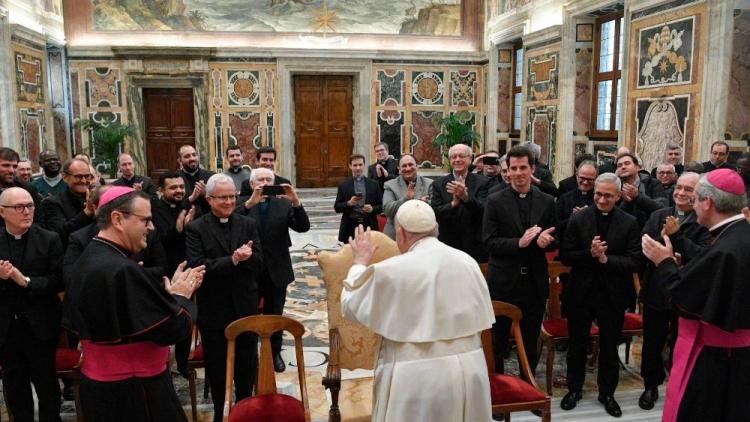 «Vivan con espíritu libre, sembrando fraternidad», pidió el Papa a un grupo de sacerdotes